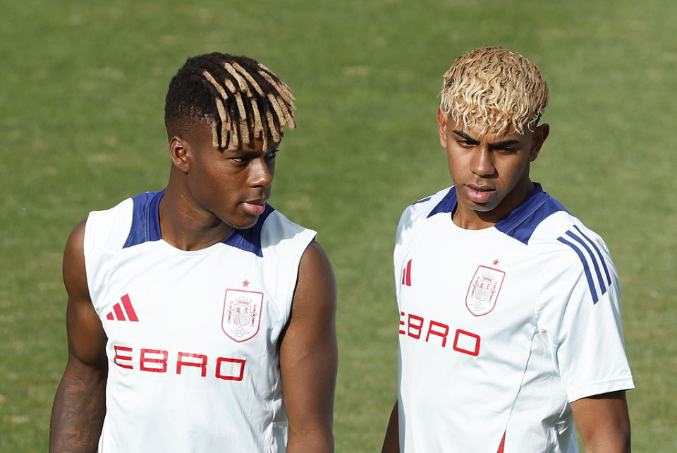 凯恩回应与巴萨传闻：我没和任何人接触，现在在拜仁很开心（凯恩谈巴萨传闻：未与任何人接触，在拜仁过得很开心）