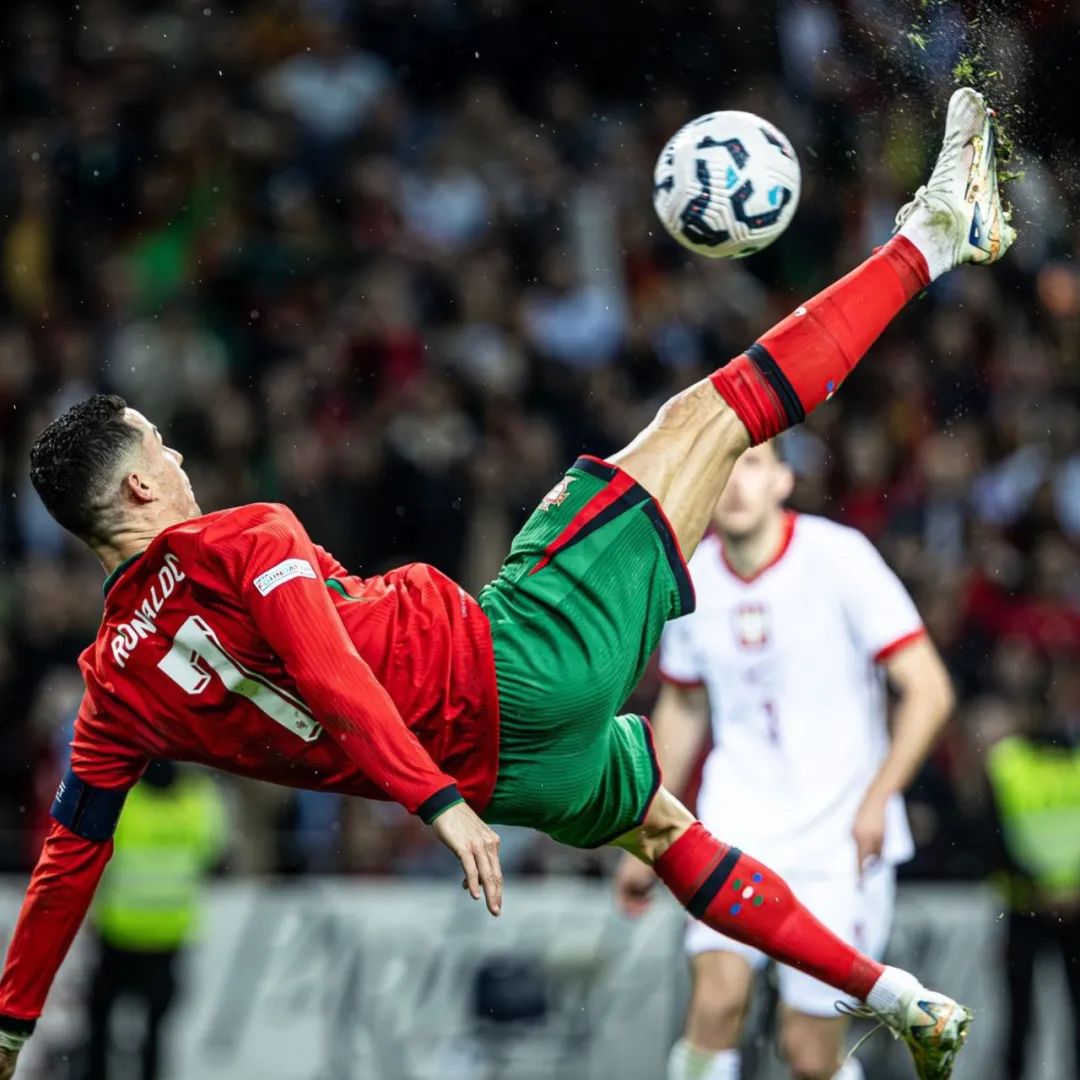 诺里斯和勒克莱尔先后进站换胎，诺里斯出站后暂列第9（勒克莱尔与诺里斯先后进站更换轮胎，诺里斯回到赛道暂居第9位）