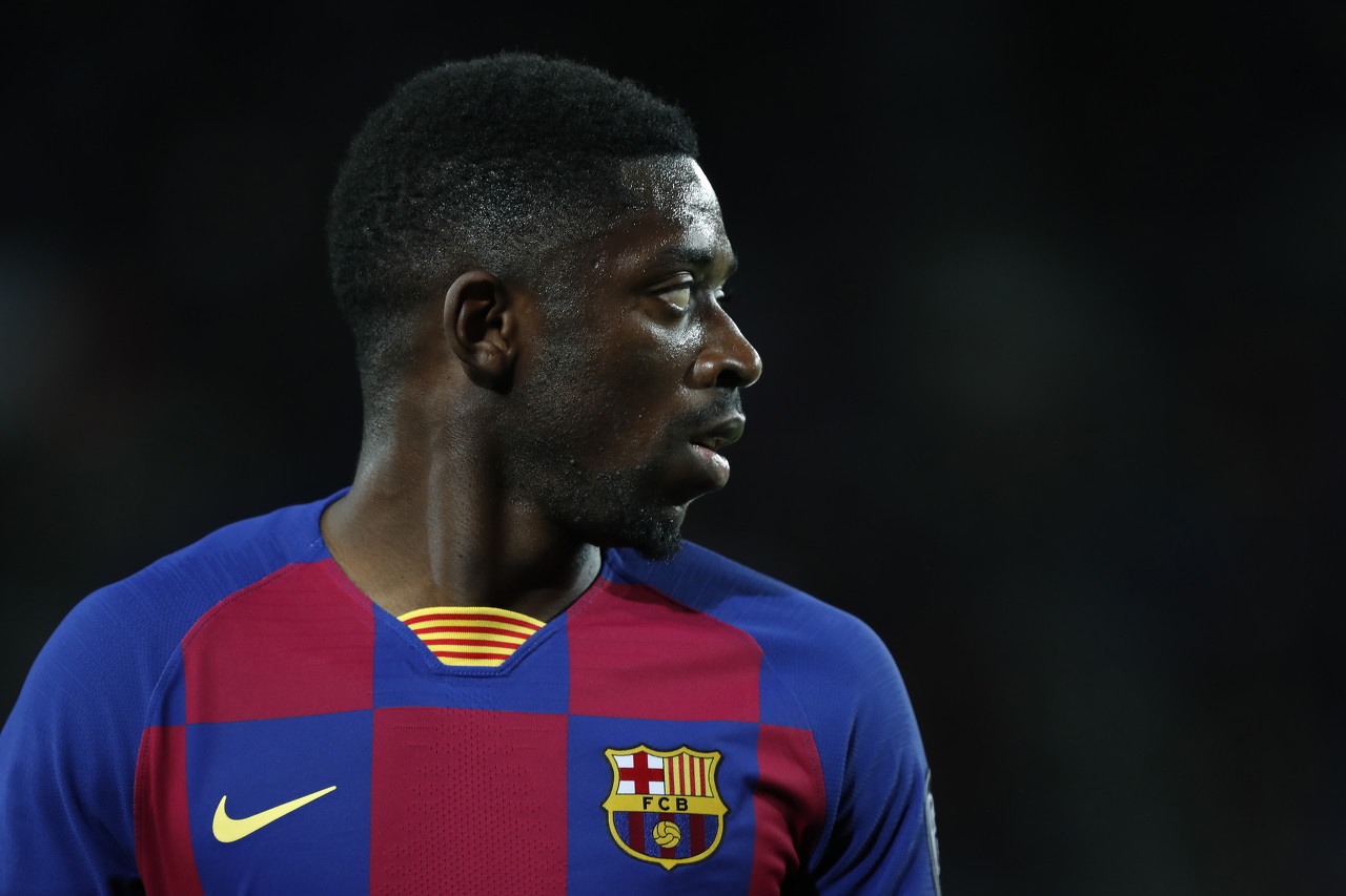 英媒：皇马有意在明夏引入范德芬，巴黎也在密切关注情况（英媒称皇马将范德芬列为明夏引援目标，巴黎同样紧盯其动态）