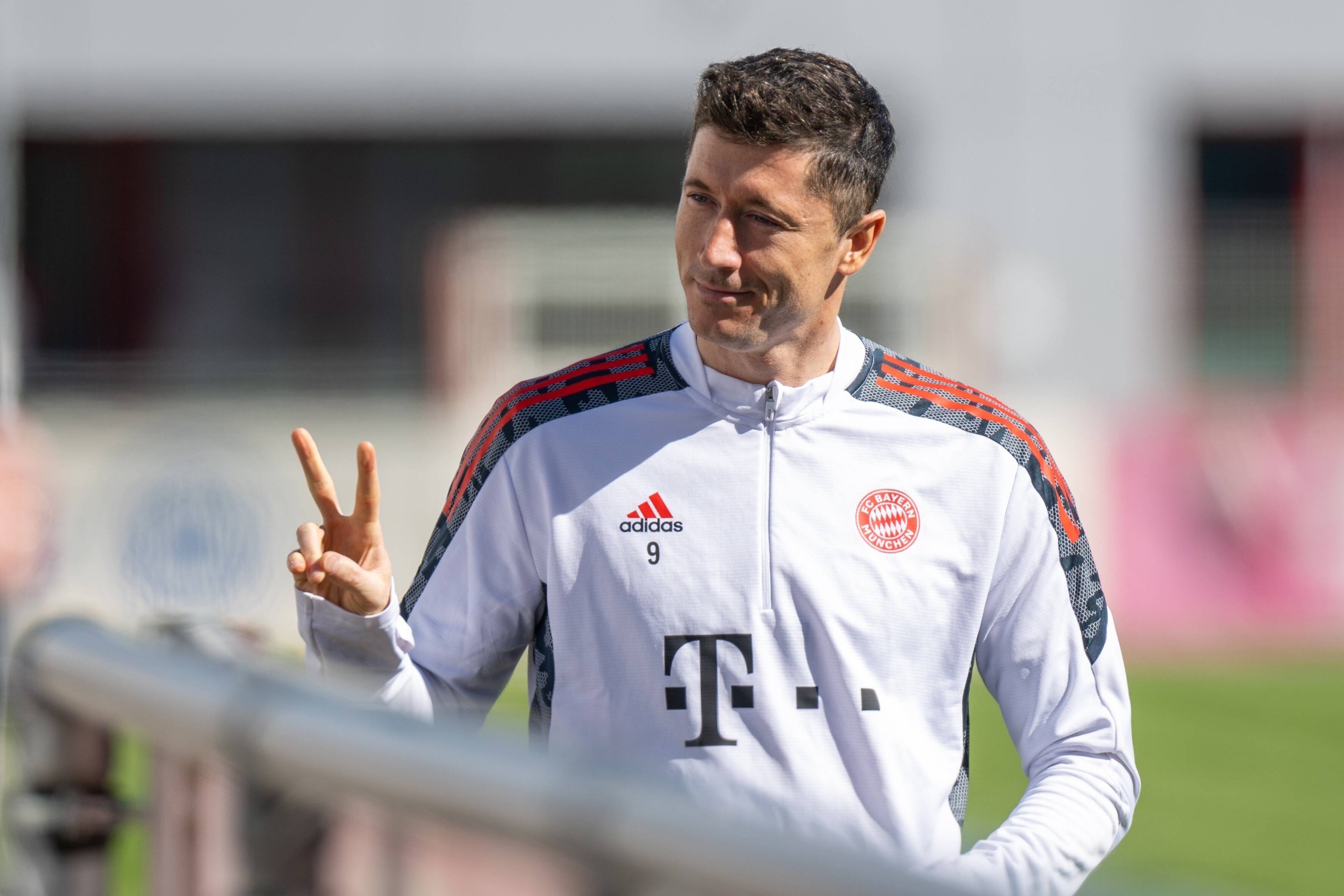 阿斯：维尼修斯希望继续为皇马效力，续约谈判已步入正轨（阿斯：维尼修斯愿留皇马，续约进程正稳步推进）