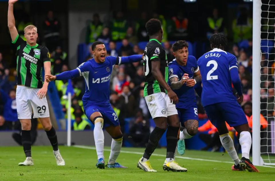 前锋关键时刻进球锁定胜利（前锋关键一击定胜局）